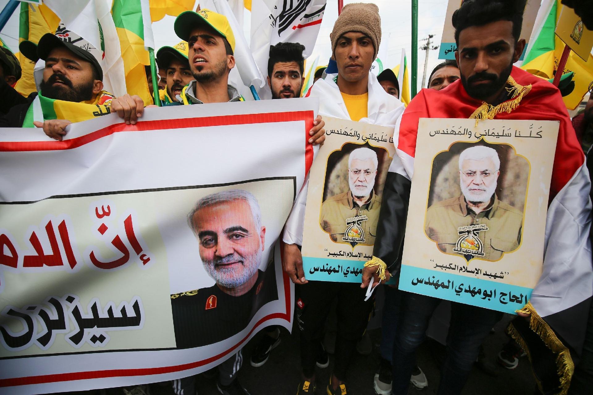 Multidão acompanha o funeral do comandante militar iraquiano, Abu Mahdi al-Muhandis, e  do general iraniano Qasem Soleimani eem Bagdá - AHMAD AL-RUBAYE/AFP