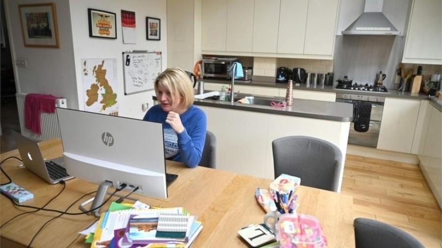 Mulher trabalha de casa - EPA via BBC