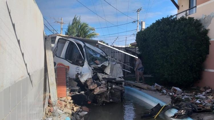 Caminhão derruba muro e cai em piscina de condomínio em Salvador 02 - Divulgação/Transalvador - Divulgação/Transalvador