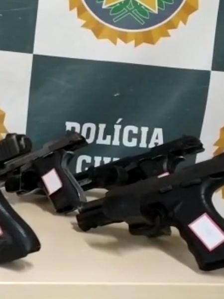 15.out.2020 - Polícia aprendeu pistolas semiautomáticas após ação contra milícia em Nova Iguaçu (RJ) - Divulgação/Polícia Civil