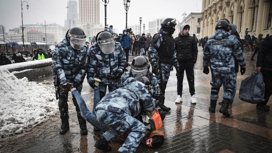 31.jan.2021 - Homem é detido durante protesto em apoio a Alexei Navalny em Moscou - Alexander Nemenov/AFP