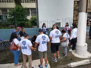 Relatives of the former Prime Minister Cristilder and the municipal guard Manhanhã pray for the acquittal of both on the sidewalk of the Osasco Forum - Marcelo Oliveira / UOL - Marcelo Oliveira / UOL