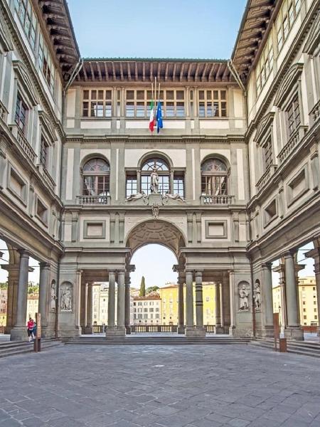 A Gallerie degli Uffizi de Florença, na Itália, teve que ser evacuada hoje em decorrência de uma intensa fumaça preta que saiu de uma chaminé - Reprodução/Facebook/Gallerie degli Uffizi