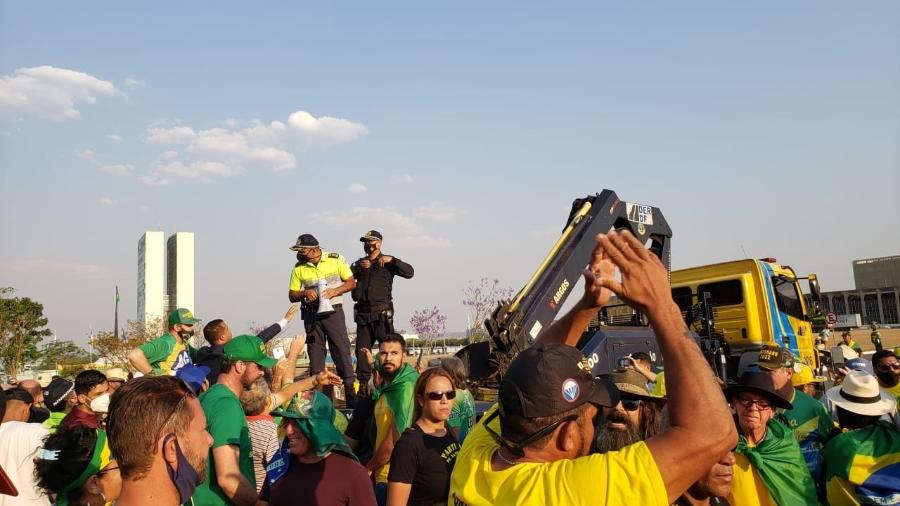 Caminhão do DER tenta retirar veículos de manifestação pró-Bolsonaro com caminhoneiros em Brasília; com as mangueiras cortadas, ele não foi utilizado - Eduardo Militão/UOL