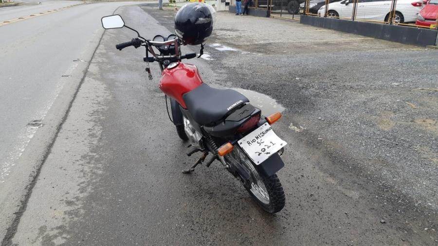 Motocicleta com número de placa escrito à mão foi parada na BR-280 - PRF/Divulgação
