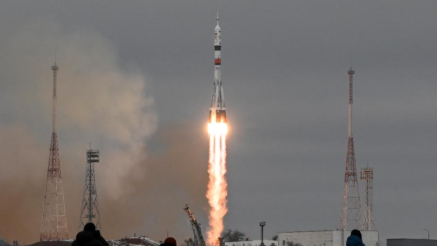 Nave russa Soyuz MS-20, em lançamento para a Estação Espacial Internacional (ISS), do cosmódromo de Baikonur no Cazaquistão - Kirill KUDRYAVTSEV / AFP