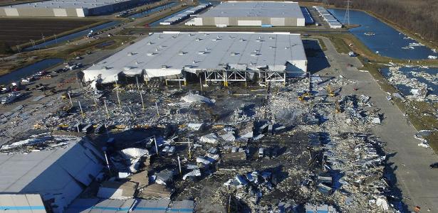 Local onde funcionava um galpão da Amazon em Edwardsville, Illinois. Trabalhadores preparavam as entregas de Natal quando o local foi atingido pelo tornado
