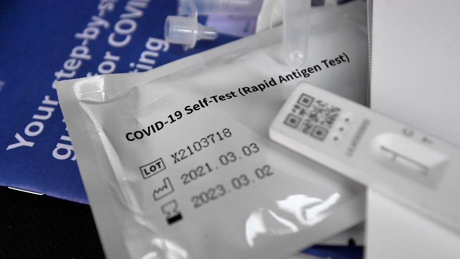 Na Inglaterra, moradores podem retirar kits de autotestes de covid para fazer em casa - Toby Melville/Reuters