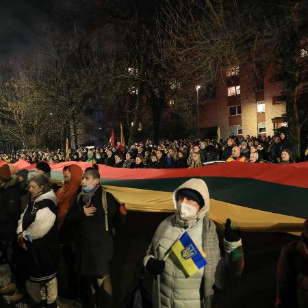 Manifestantes participam de um protesto contra a invasão russa da Ucrânia, em frente à embaixada da Rússia em Vilnius, Lituânia - PETRAS MALUKAS / AFP