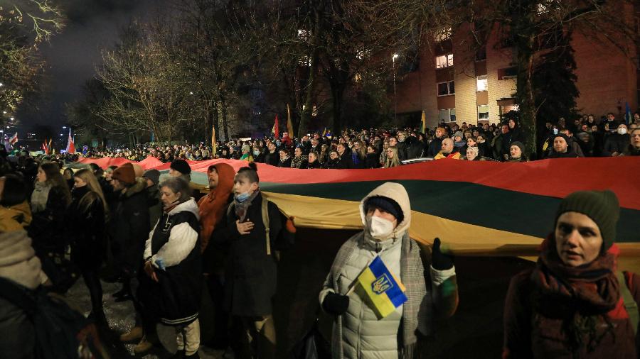 Manifestantes participam de um protesto contra a invasão russa da Ucrânia, em frente à embaixada da Rússia em Vilnius, Lituânia - PETRAS MALUKAS / AFP