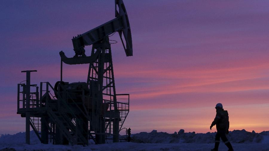 O petróleo Brent para setembro caiu 3,42 dólares, ou 3%, para fechar a 109,03 dólares por barril - Sergei Karpukhin/Reuters