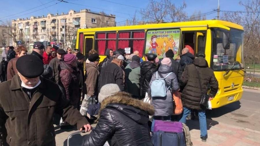 Ucranianos embarcam em ônibus em Sievierodonetsk, na região de Lugansk, na Ucrânia - Serhii Gaidai