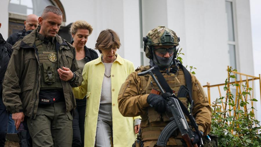 30.mai.2022 - A ministra das Relações Exteriores da França, Catherine Colonna (ao centro) visitou a cidade de Bucha, na região de Kiev - Dimitar Dilkoff/AFP