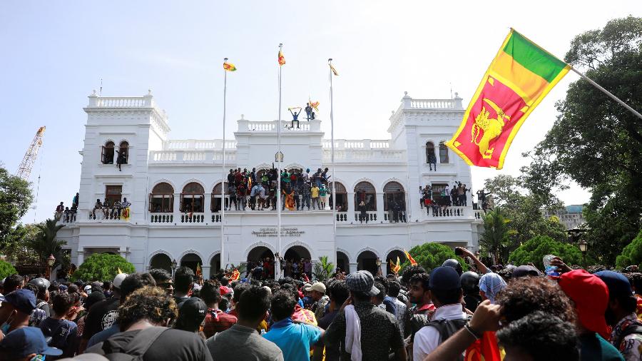 13.jul.22 - Manifestantes comemoram após entrar no prédio do escritório do primeiro-ministro do Sri Lanka, Ranil Wickremesinghe, em meio à crise econômica do país, em Colombo, Sri Lanka - ADNAN ABIDI/REUTERS