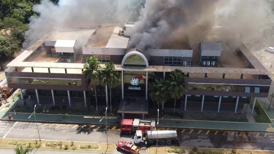 O incêndio que começou de manhã por conta de um curto circuito destruiu praticamente todos os setores que funcionavam no prédio - Divulgação/Prefeitura Municipal de Paraopeba