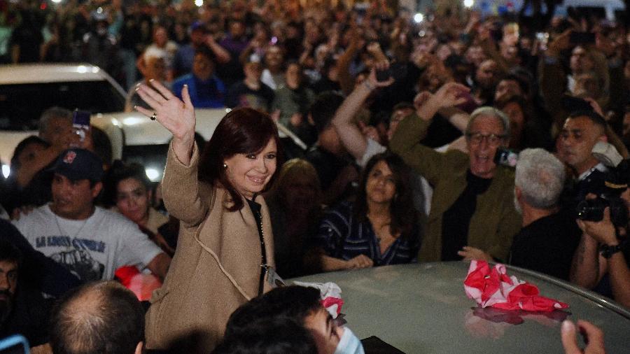 25.ago.22 - Vice-presidente da Argentina, Cristina Fernandez de Kirchner, acena para os apoiadores, ao chegar em sua casa em Buenos Aires - ALEJANDRO SANTA CRUZ/AFP