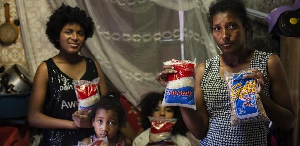 ângela Gomes, 42, mora com 11 filhos, uma neta e a mãe em casa de dois cômodos em Itaquaquecetuba, na Grande São Paulo