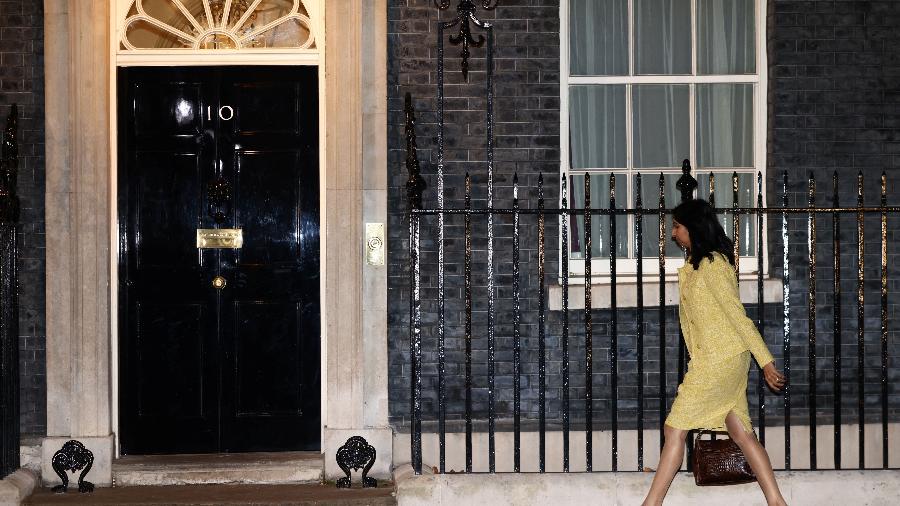 Suella Braverman caminha em frente ao gabinete da premiê em Londres, Inglaterra - Henry Nicholls/Reuters