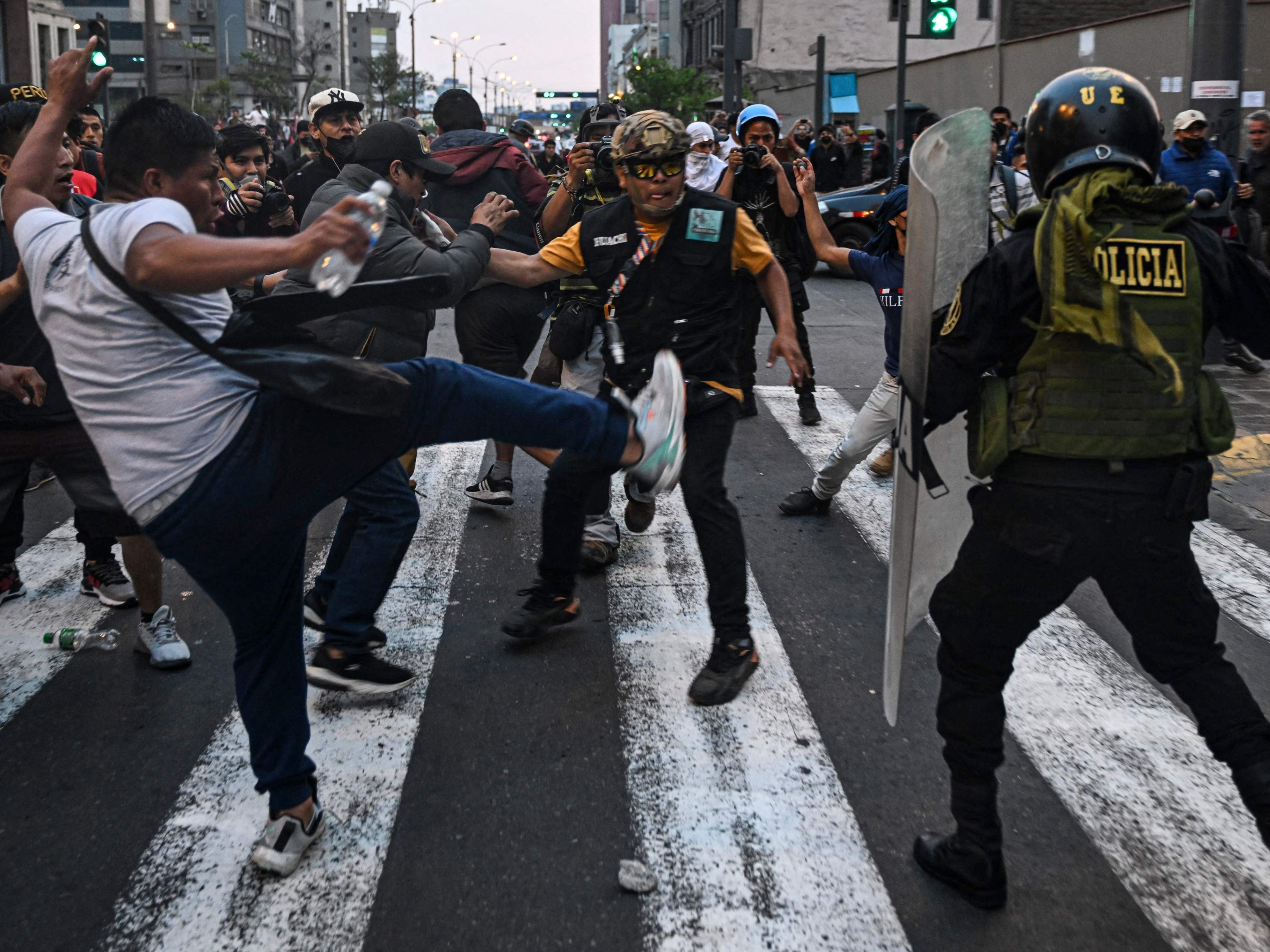 Crescem protestos no Peru por antecipa&ccedil;&atilde;o de elei&ccedil;&otilde;es
