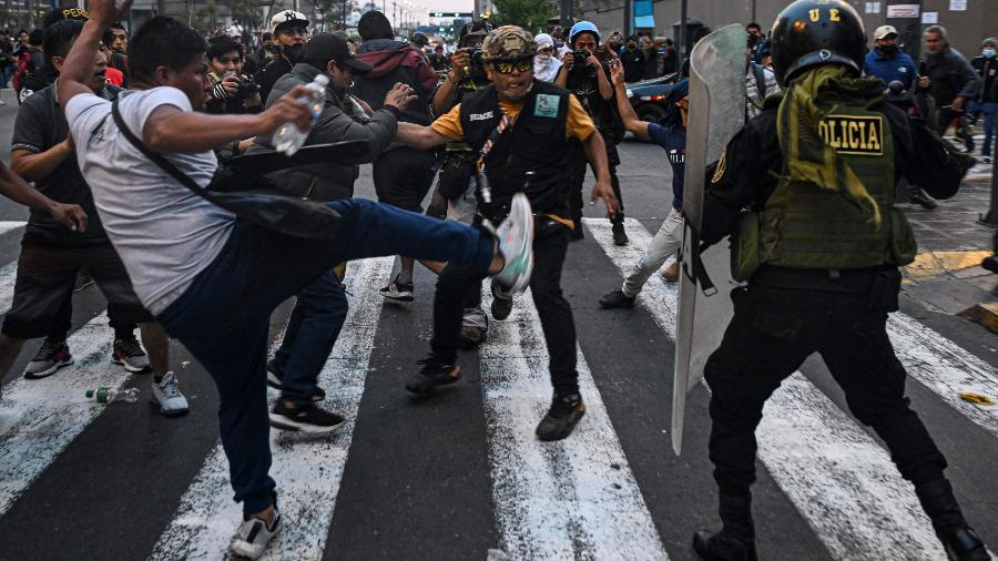 Aumentam protestos no Peru após a prisão do presidente Pedro Castillo  - ERNESTO BENAVIDES / AFP
