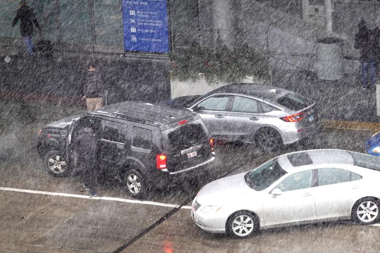 Dec 22.22 - Passengers disembark at O'Hare International Airport in Chicago, Illinois - SCOTT OLSON/Getty Images via AFP - SCOTT OLSON/Getty Images via AFP