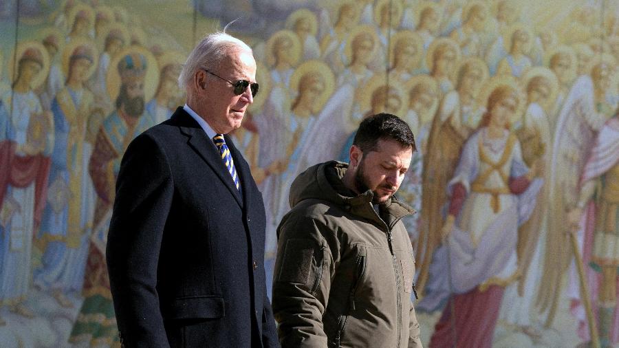 Joe Biden e Zelensky em Kiev, na segunda-feira (20); dias seguintes a visita foram de agitação política entre Estados Unidos e Rússia - Evan Vucci/Pool via REUTERS/File Photo
