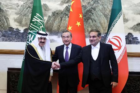 10.mar.23 - Wang Yi, membro do Comitê Central do Partido Comunista da China e diretor do Gabinete da Comissão Central de Relações Exteriores, Ali Shamkhani, secretário do Conselho Supremo de Segurança Nacional do Irã e Ministro de Estado e o conselheiro de segurança nacional da Arábia Saudita, Musaad bin Mohammed Al Aiban, posam para fotos durante uma reunião em Pequim, China 10.mar.23 - Wang Yi, membro do Comitê Central do Partido Comunista da China e diretor do Gabinete da Comissão Central de Relações Exteriores, Ali Shamkhani, secretário do Conselho Supremo de Segurança Nacional do Irã e Ministro de Estado e o conselheiro de segurança nacional da Arábia Saudita, Musaad bin Mohammed Al Aiban, posam para fotos durante uma reunião em Pequim, China