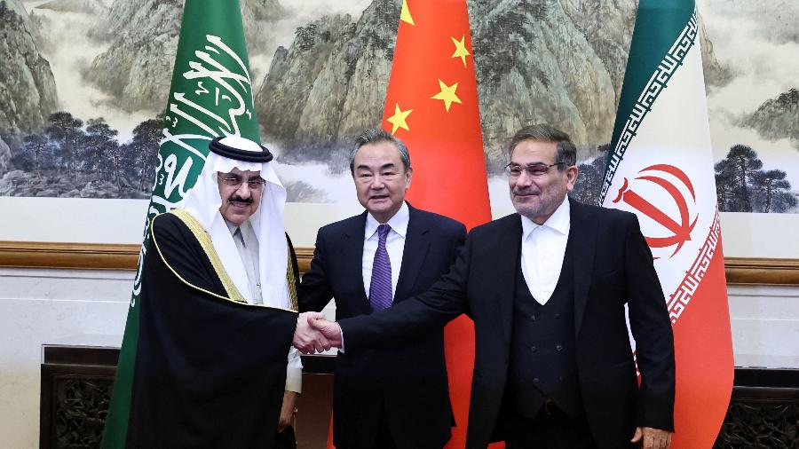 10.mar.23 - Wang Yi, membro do Comitê Central do Partido Comunista da China, Ali Shamkhani, secretário do Conselho Supremo de Segurança Nacional do Irã e Ministro de Estado e o conselheiro de segurança nacional da Arábia Saudita, Musaad bin Mohammed Al Aiban, posam para fotos após reunião em Pequim, China - CHINA DAILY/via REUTERS