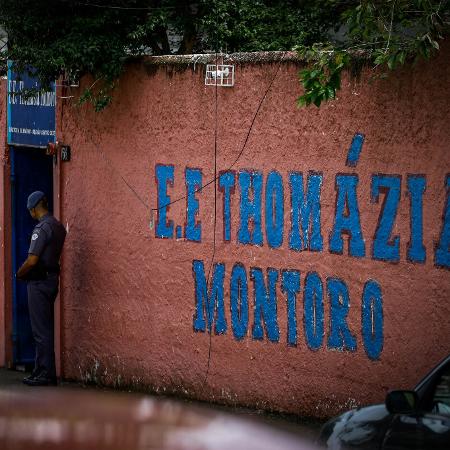 Policiais em frente da Escola Estadual Thomázia Montoro na Vila Sônia, zona oeste de São Paulo - ALOISIO MAURICIO/FOTOARENA/ESTADÃO CONTEÚDO