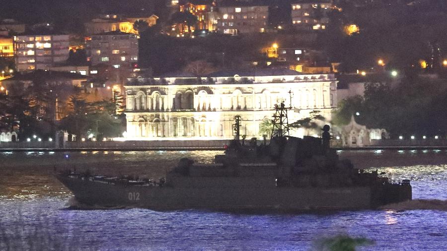 O grande navio de desembarque da Marinha Russa Olenegorsky Gornyak zarpa no Bósforo, a caminho do Mar Negro, em Istambul, Turquia, em 9 de fevereiro de 2022