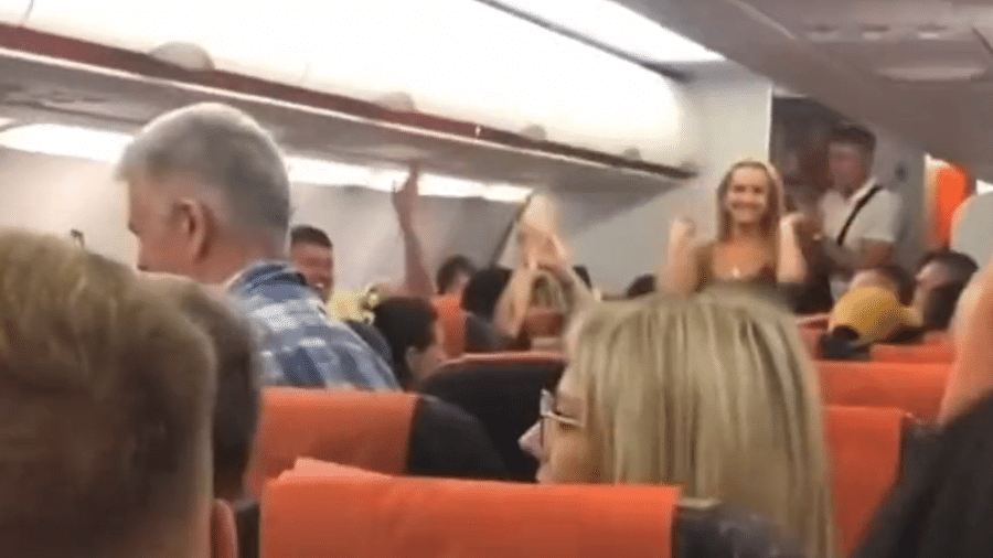 Novas imagens mostram homem e mulher sendo aplaudidos em avião da EasyJet