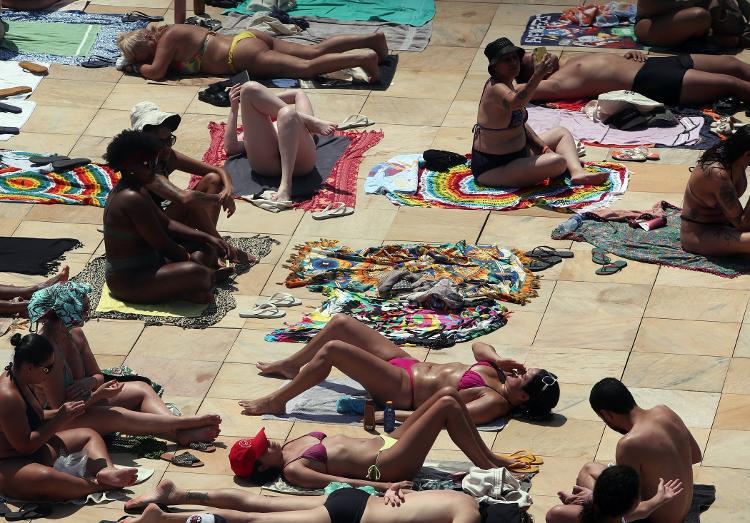 Muitas pessoas aproveitara o calor para bronzear o corpo na beira da piscina do Sesc 24 de Maio