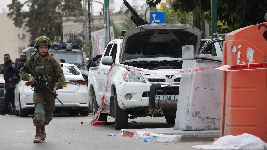 7.out.2023 - Um soldado israelense monta guarda ao lado de uma caminhonete equipada com metralhadora na cidade de Sderot, depois que o grupo militante palestino Hamas lançou um ataque surpresa em grande escala contra Israel.