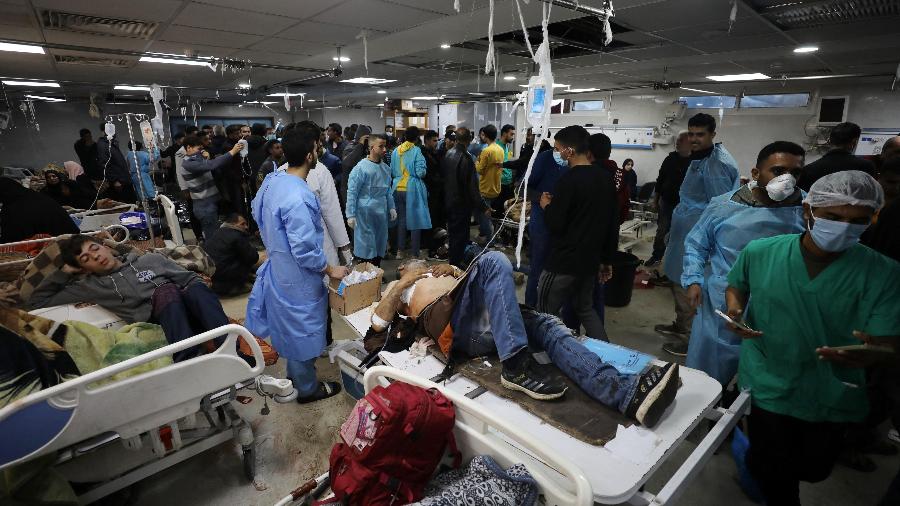 25.jan.24 - Pessoas feridas receberam tratamento no hospital Al-Shifa, na Cidade de Gaza, após um suposto ataque israelense, que, segundo o Hamas, matou pelo menos 20 e feriu mais de 150