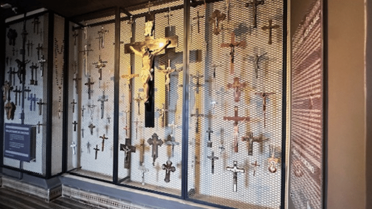 Crucifixos na parede do santuário