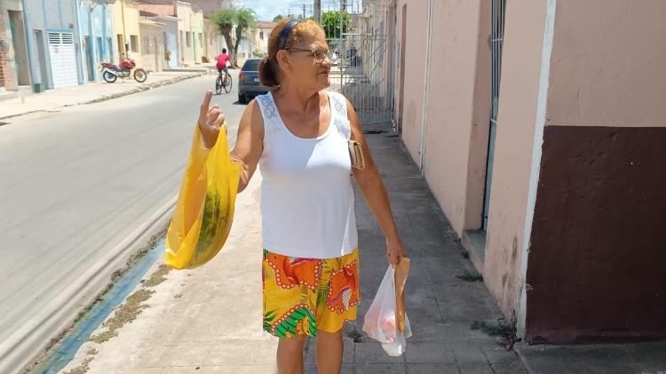 Rosa Maria Miranda chega em casa com compras: 'agora não saio mais'