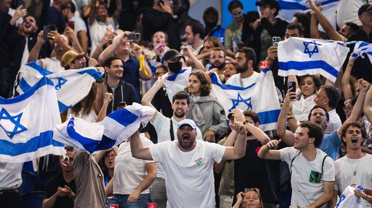 Bandeiras palestinas em meio à torcida do Mali em partida contra Israel