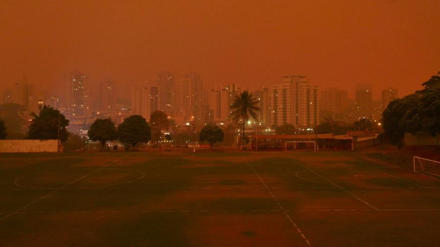 Nuvem de fumaça e cinzas de incêndios florestais tomam o céu de Ribeirão Preto, no sábado (24)