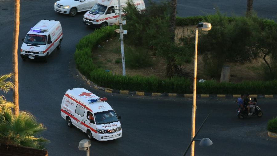 Ambulâncias levam feridos para um hospital no sul do Líbano após explosões de pagers