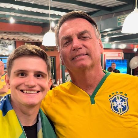 25.fev.2024 - Lucas Pavanato (PL) com o ex-presidente Jair Bolsonaro (PL)