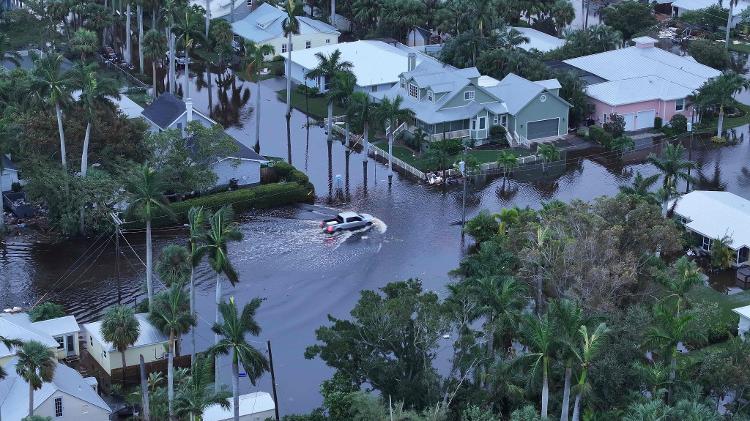 Em Punta Gorda, a passagem do furacão Milton inundou um bairro inteiro na manhã de quinta-feira - Foto: Joe Raedle/Getty Images/AFP