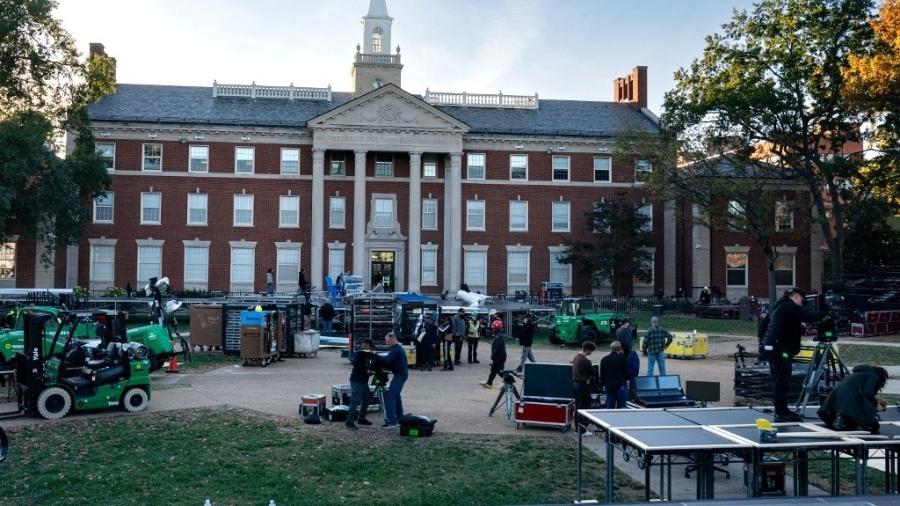 Trabalhadores começam a construir o palco eleitoral e o espaço para eventos da campanha Harris-Walz na Howard University em 3 de novembro de 2024 em Washington