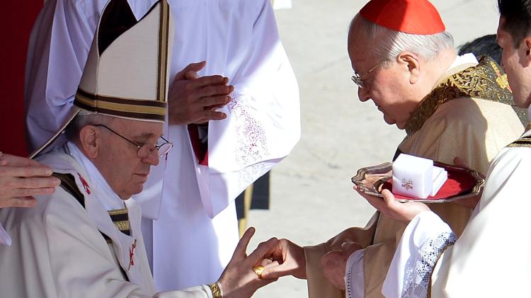 Papa Francisco recebe o Anel do Pescador em missa de posse Papa Francisco recebe o Anel do Pescador em missa de posse