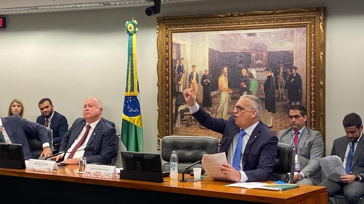 Relator foi aplaudido por bolsonaristas em vários momentos de seu discurso Relator foi aplaudido por bolsonaristas em vários momentos de seu discurso