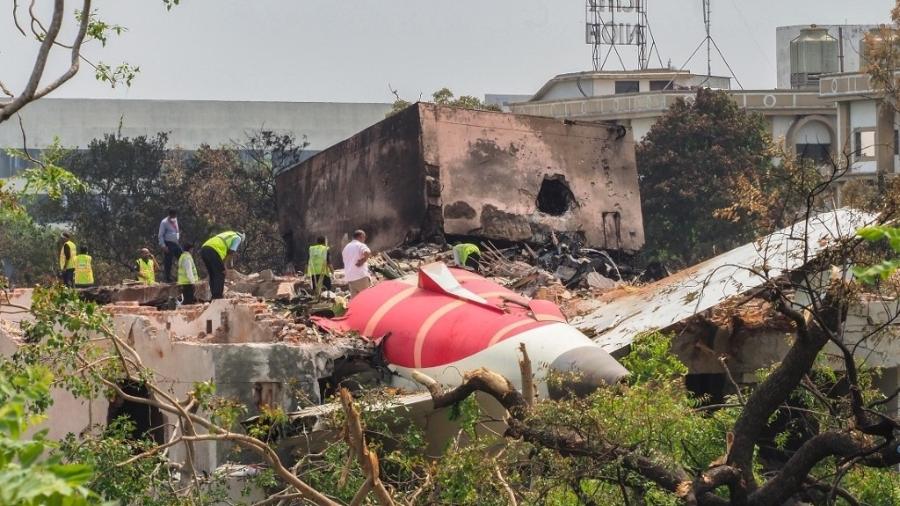 13.jun.2025 - Investigadores inspecionam a área em que o Boeing 787-8 Dreamliner da Air India caiu ontem, com 242 pessoas a bordo 13.jun.2025 - Investigadores inspecionam a área em que o Boeing 787-8 Dreamliner da Air India caiu ontem, com 242 pessoas a bordo