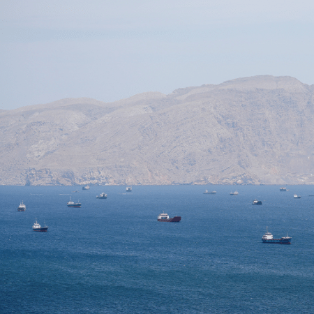 27.abr.26 - Navios no Estreito de Hormuz, em Musandam, Omã