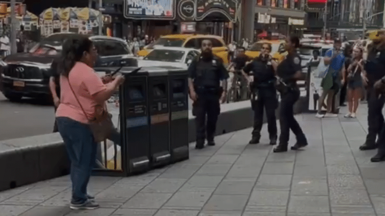 Vídeo que circula nas redes sociais mostra mulher com duas facas nas mãos na Times Square, nos EUA