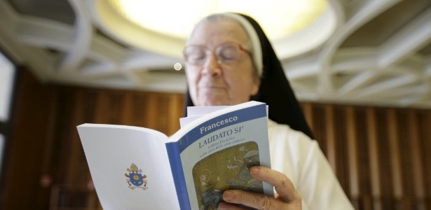 Freira lê a nova encíclica do papa Francisco - Max Rossi/Reuters
