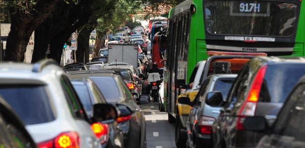 Congestionamento na rua Bernardino de Campos, em São Paulo - Junior Lago - 23.ago.2015/UOL