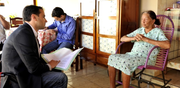 Alvarina Maria de Jesus, 100, recebeu em sua casa o juiz que oficializou a aposentadoria - Divulgação/TJ-GO